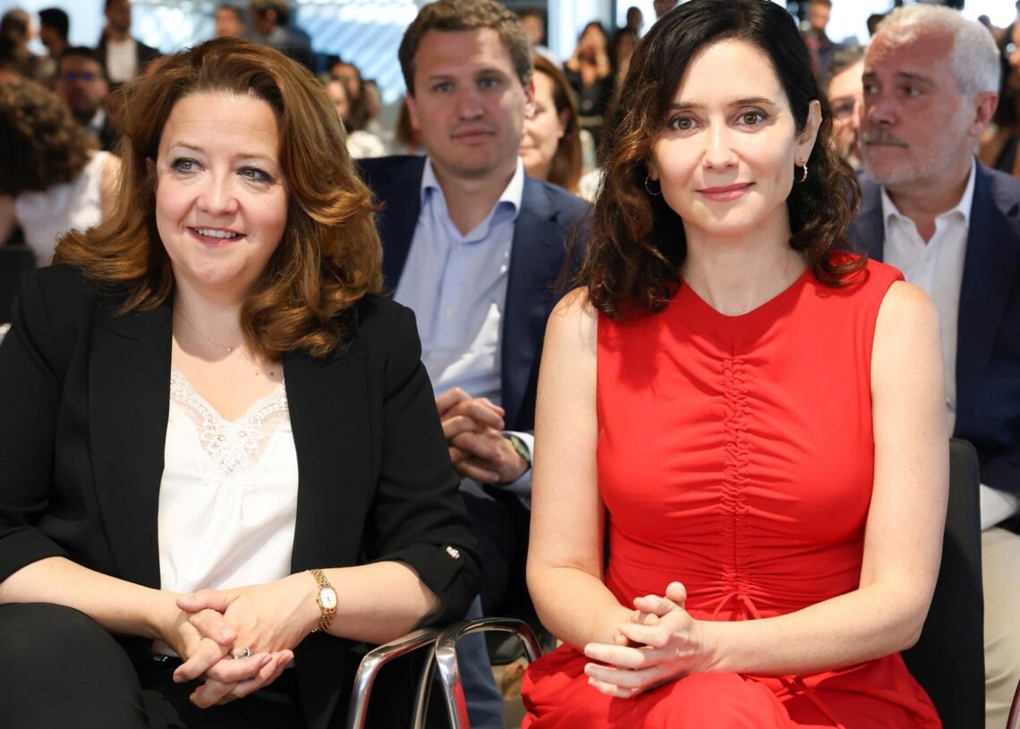 Archivo - La presidenta de la Comunidad de Madrid, Isabel Díaz Ayuso (d), y la consejera de sanidad de la comunidad de Madrid, Fátima Matute (i), durante el II Gran Foro de Salud de elEconomistaMarta Fernández - Europa Press - Archivo