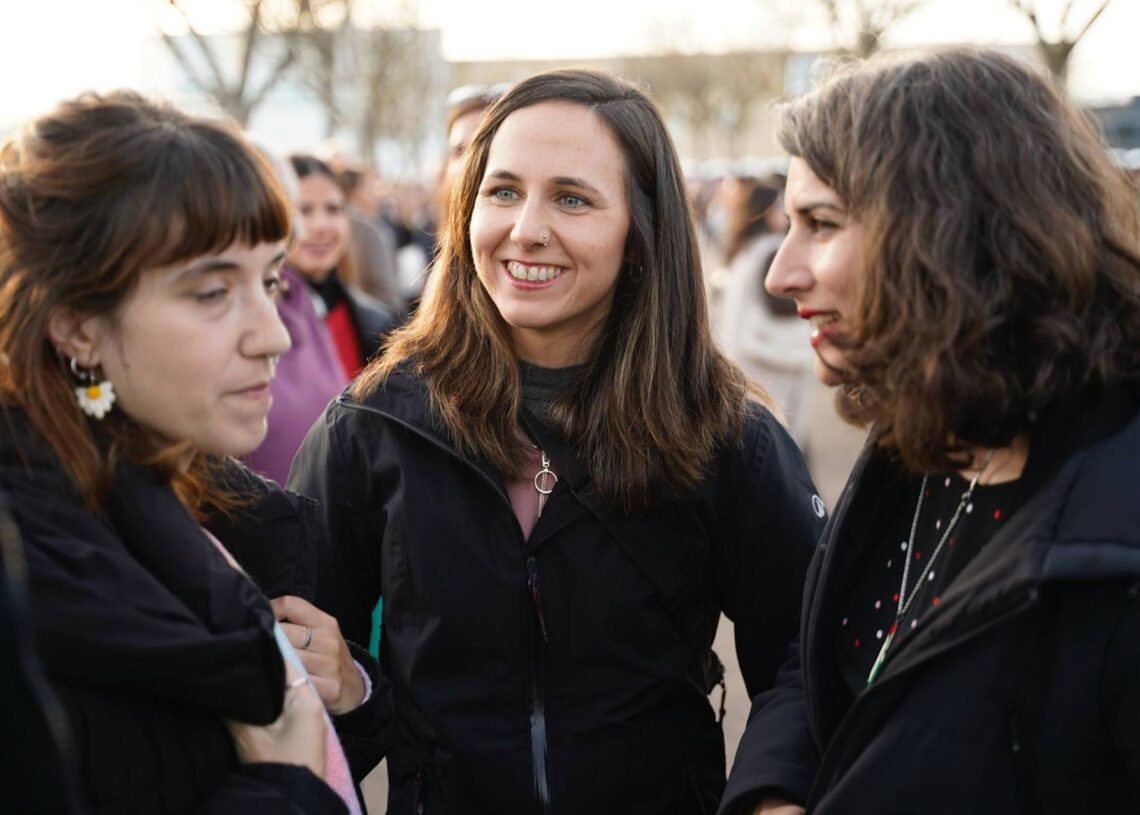 La secretaria general de Podemos, Ione Belarra, en el concierto de Sanguijuelas del Guadiana junto a la candidata de Unidas por Extremadura, Irene de Miguel, y la líder de la formación en Extremadura, Nerea Ramírez.UNIDAS POR EXTREMADURA