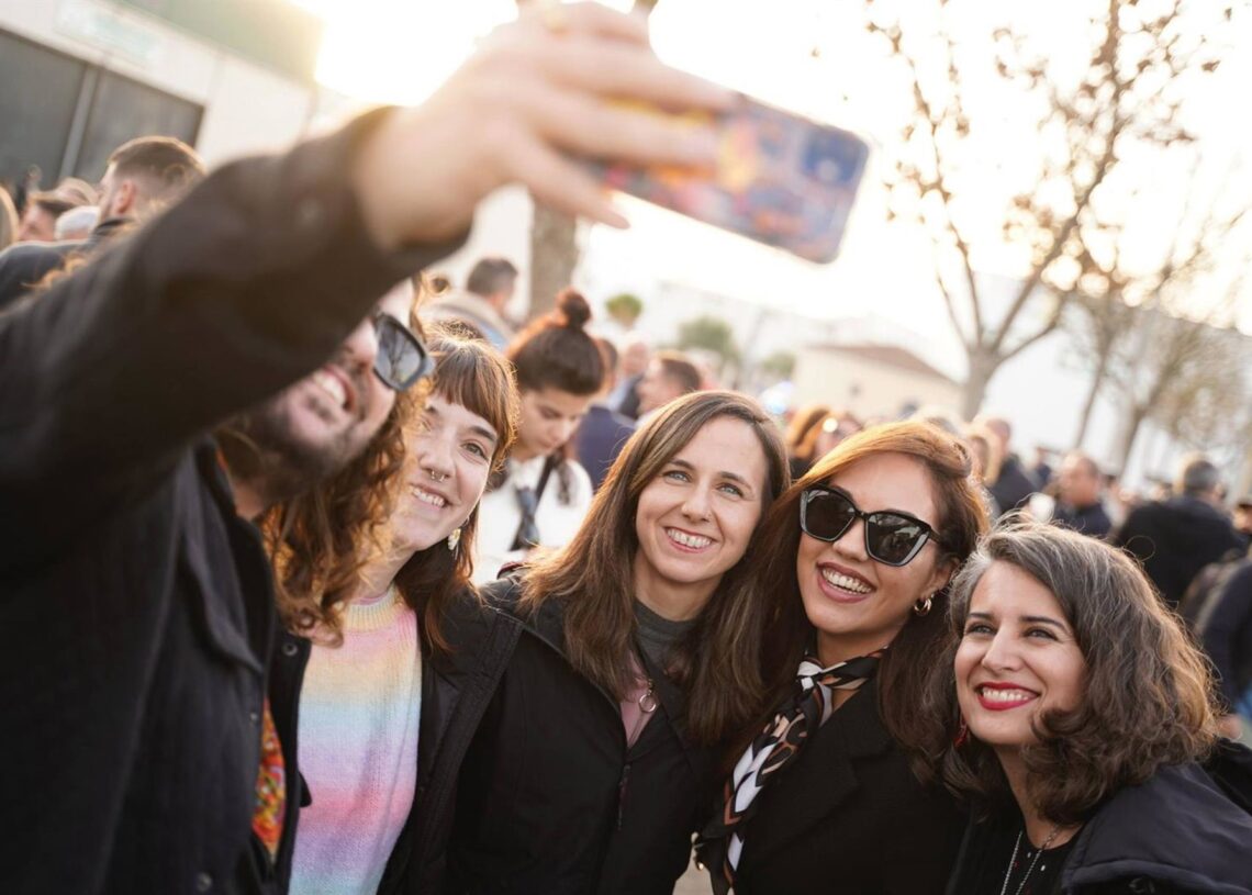 Ione Belarra e Irene de Miguel, antes del concierto de Sanguijuelas del Guadiana.UNIDAS POR EXTREMADURA