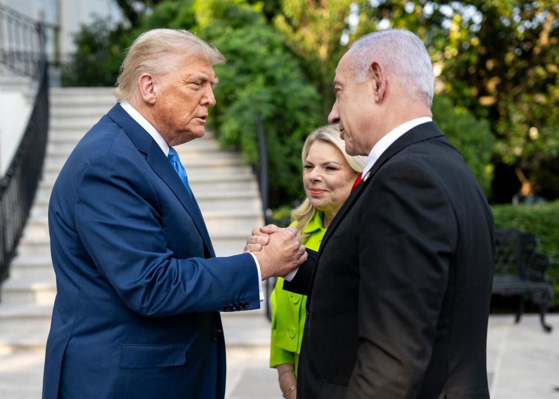 Archivo - FILED - 07 July 2025, US, Washington: US President Donald Trump (L) receives Israeli Prime Minister Benjamin Netanyahu and his wife Sara at the South Portico of the White House. Photo: Daniel Torok/White House/dpa - This official White House phoDaniel Torok/White House/dpa - Archivo
