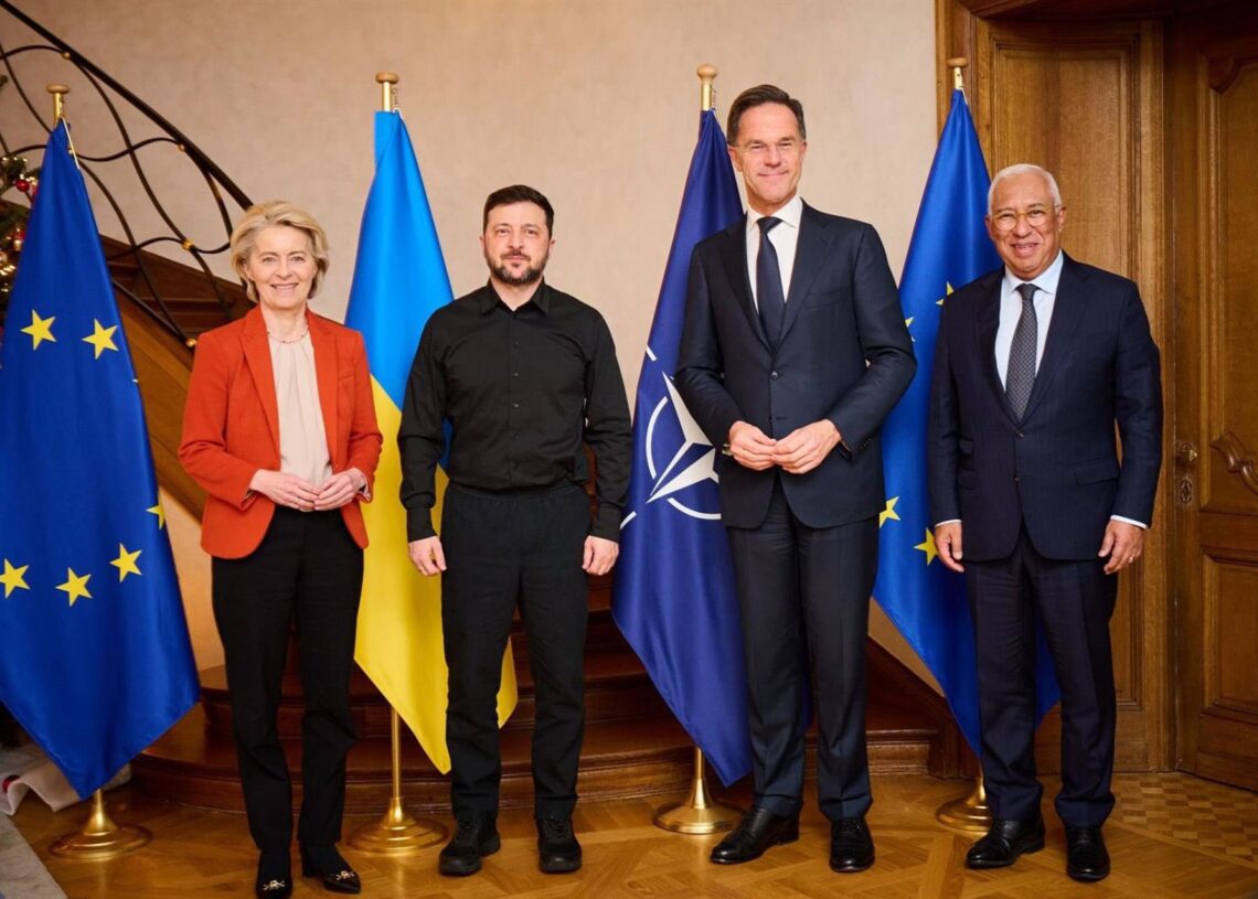La presidenta de la Comisión Europea, Ursula von der Leyen; el presidente de Ucrania, Voldimir Zelenski; el secretario gen. De la OTAN, Mark Rutte y el presidente del Consejo Europeo, António Costa, durante una reunión en Bruselas a 8 de diciembre de 2025COMISIÓN EUROPEA / X