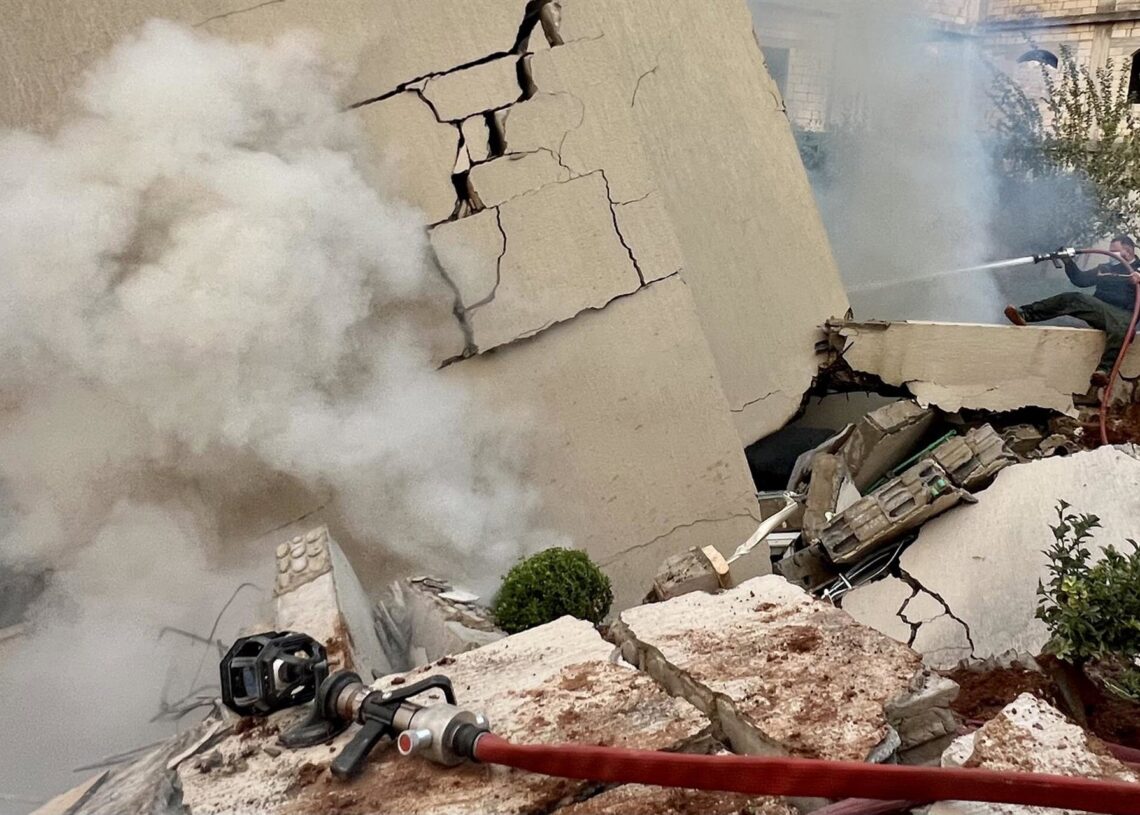 Archivo - Un bombero intenta extinguir el fuego en un edificio destruido por los ataques aéreos israelíes en la ciudad de Yabaa, en el sur del LíbanoEuropa Press/Contacto/Ali Hashisho