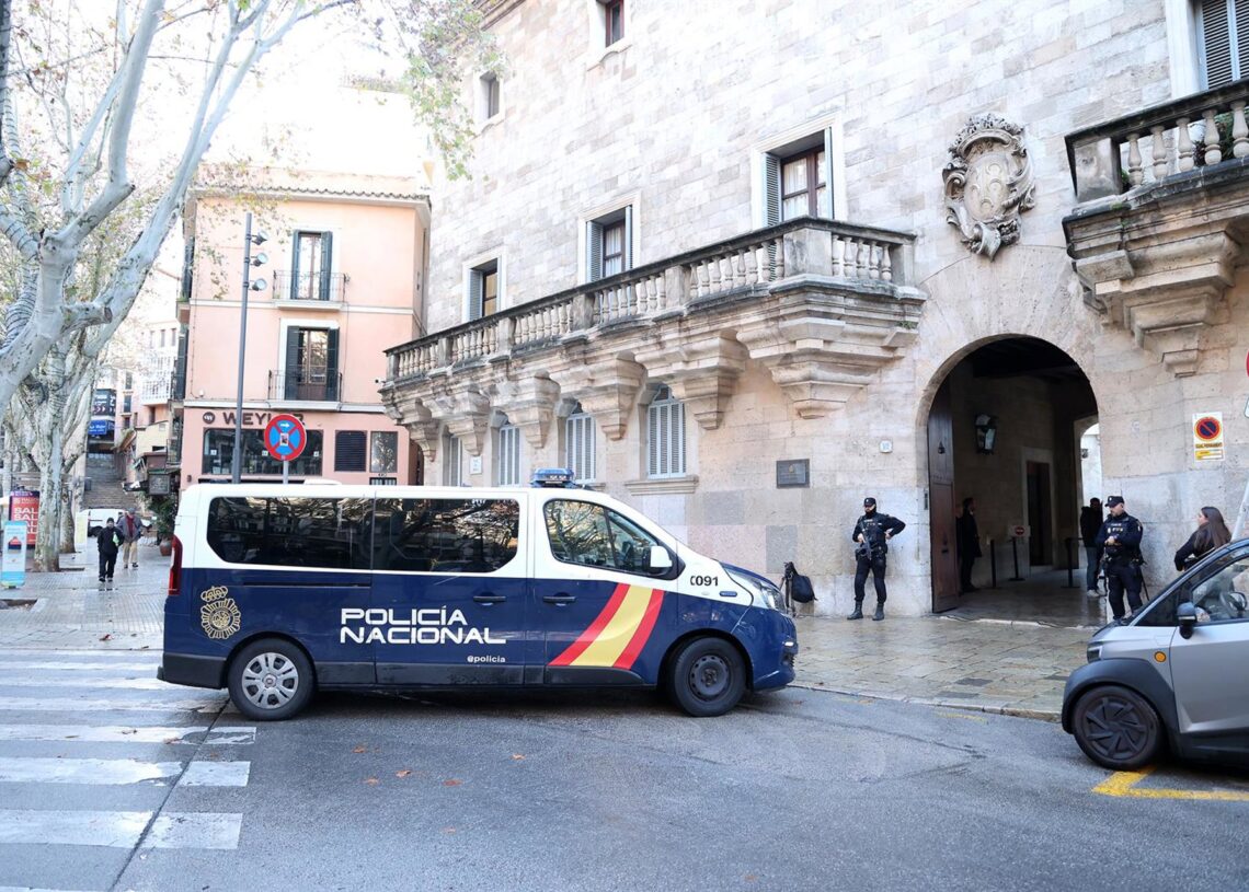 Archivo - Un furgón de la Policía Nacional llega a la Audiencia Provincial de Baleares, a 17 de enero de 2025, en Palma de Mallorca, Mallorca, Baleares (España). Isaac Buj - Europa Press - Archivo