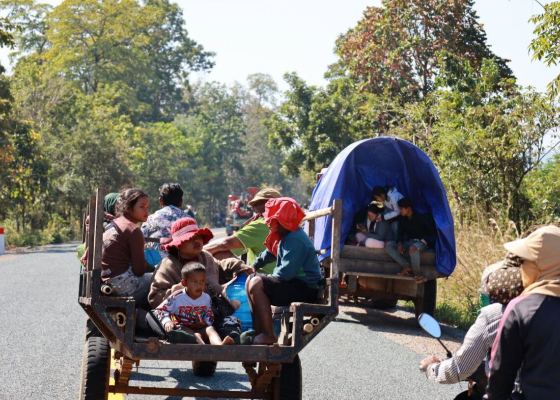 Imagen de archivo de un grupo de civiles camboyanos huyendo de zonas cercanas a la frontera con Tailandia.Europa Press/Contacto/Wu Changwei