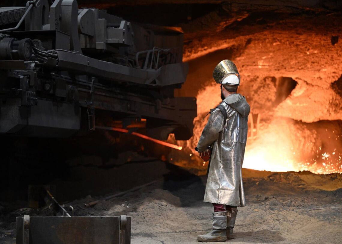 Archivo - FILED - 10 December 2024, North Rhine-Westphalia, Duisburg: A steel worker stands in front of a blast furnace at a Thyssenkrupp Steel plant. Representatives of Germany's steel industry and the government in Berlin sounded the alarm on Monday aftFederico Gambarini/dpa - Archivo