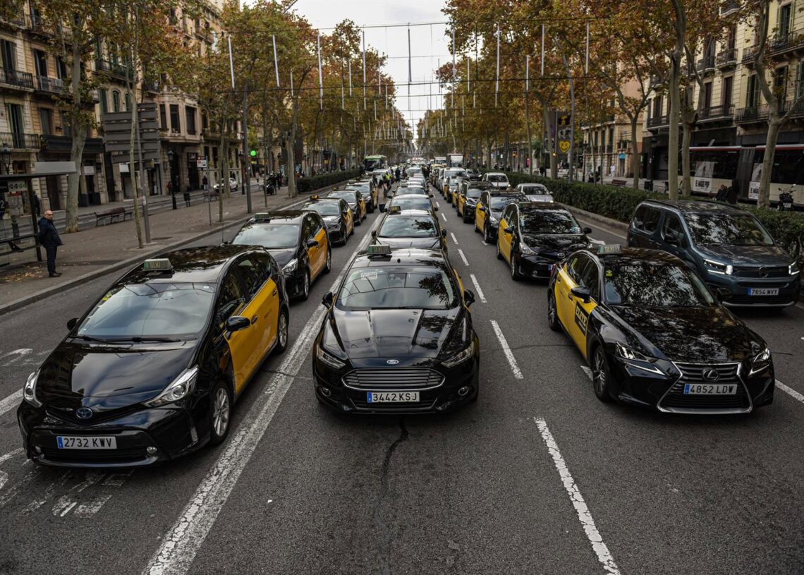 Taxis parados en la Gran Via de BarcelonaALBERTO PAREDES - EUROPA PRESS