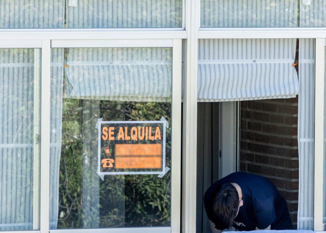 Archivo - Un cartel que anuncia el alquiler de un pisoRicardo Rubio - Europa Press - Archivo