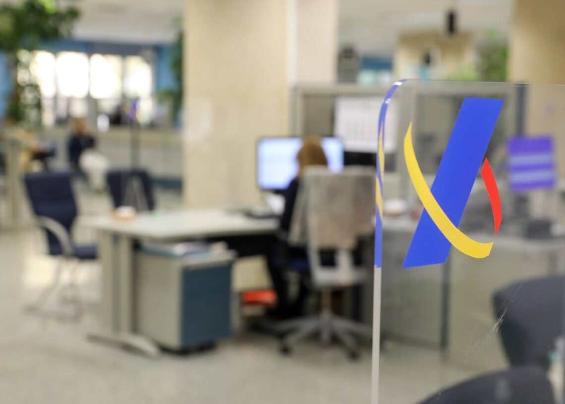 Archivo - Una empleada trabaja en una oficina de la Agencia Tributaria.MARTA FERNÁNDEZ / EUROPA PRESS - Archivo