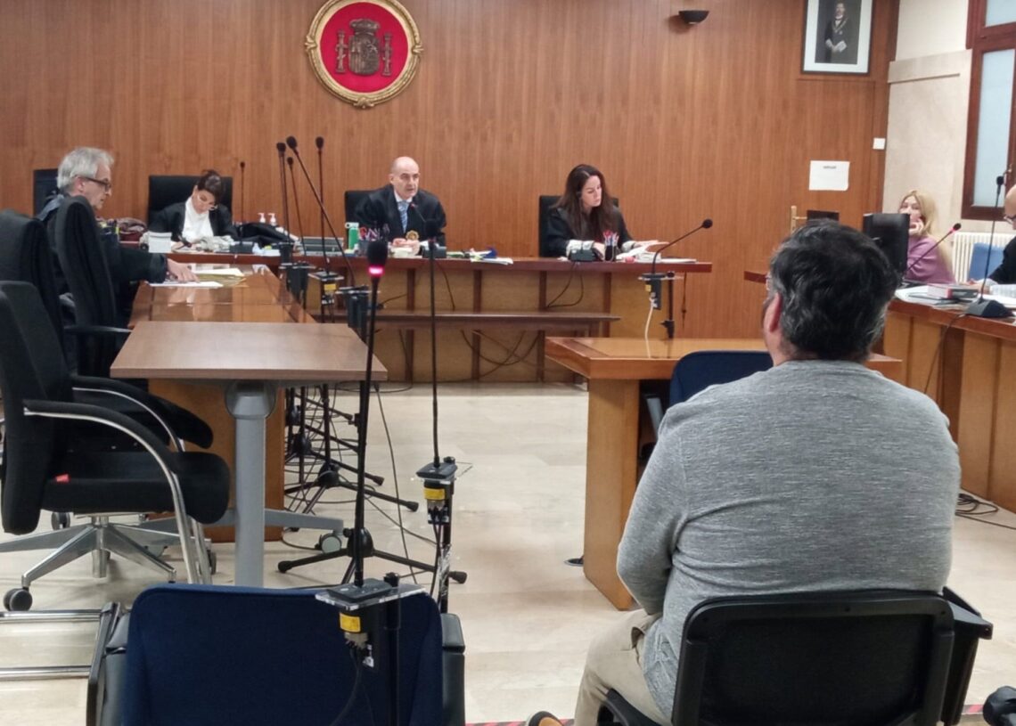 El acusado, de espaldas, durante el juicio.EUROPA PRESS