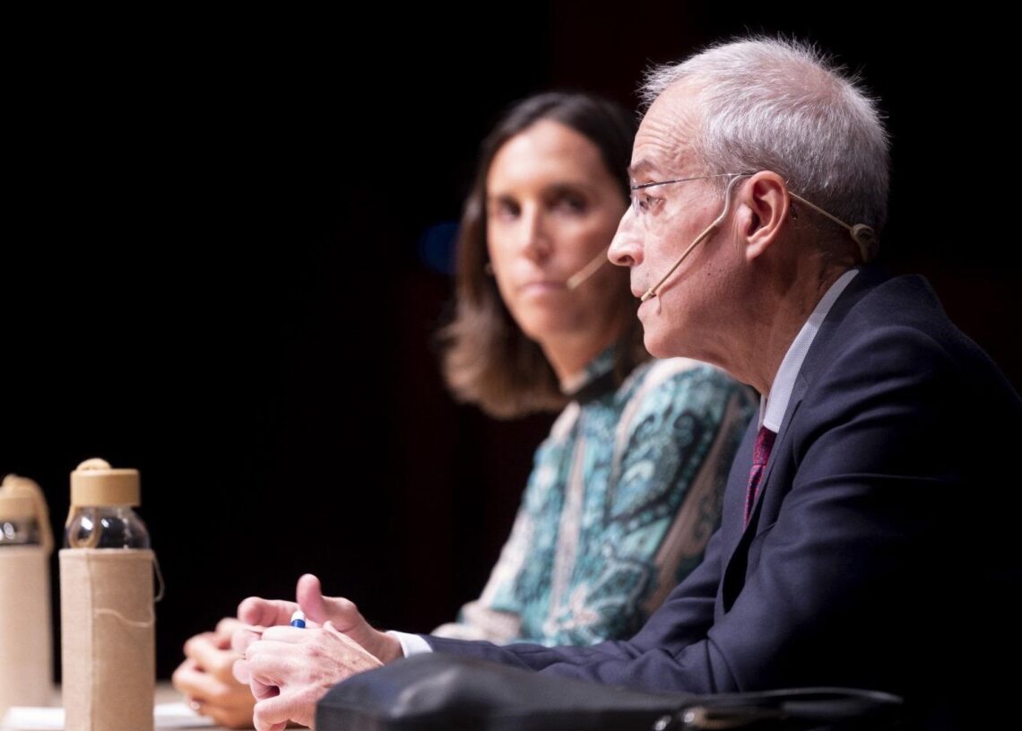 Archivo - El secretario de Estado de Hacienda,  Jesús Gascón, y la presidenta de la Asociación de Inspectores de Hacienda del Estado, Ana de la Herrán.INSPECTORES DE HACIENDA. - Archivo