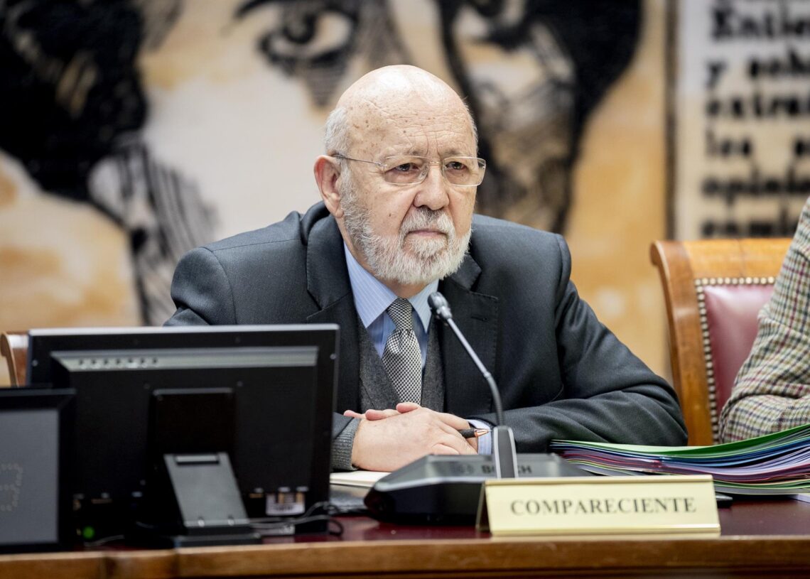 El Presidente del Centro de Investigaciones Sociológicas (CIS), José Félix Tezanos Tortajada, comparece ante la Comisión de Investigación sobre la gestión del CIS, en el Senado, a 9 de diciembre de 2025, en Madrid (España). A. Pérez Meca - Europa Press