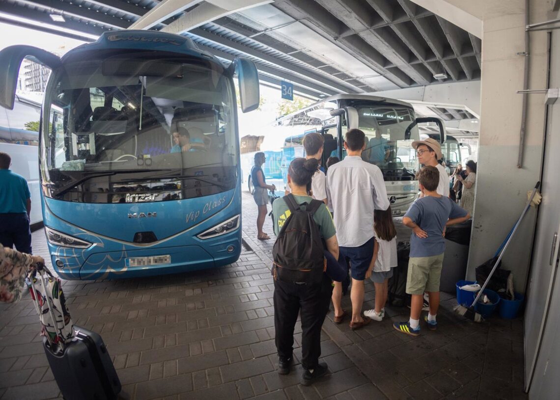 Archivo - Varias personas esperan para coger un autobús.Eduardo Parra - Europa Press - Archivo