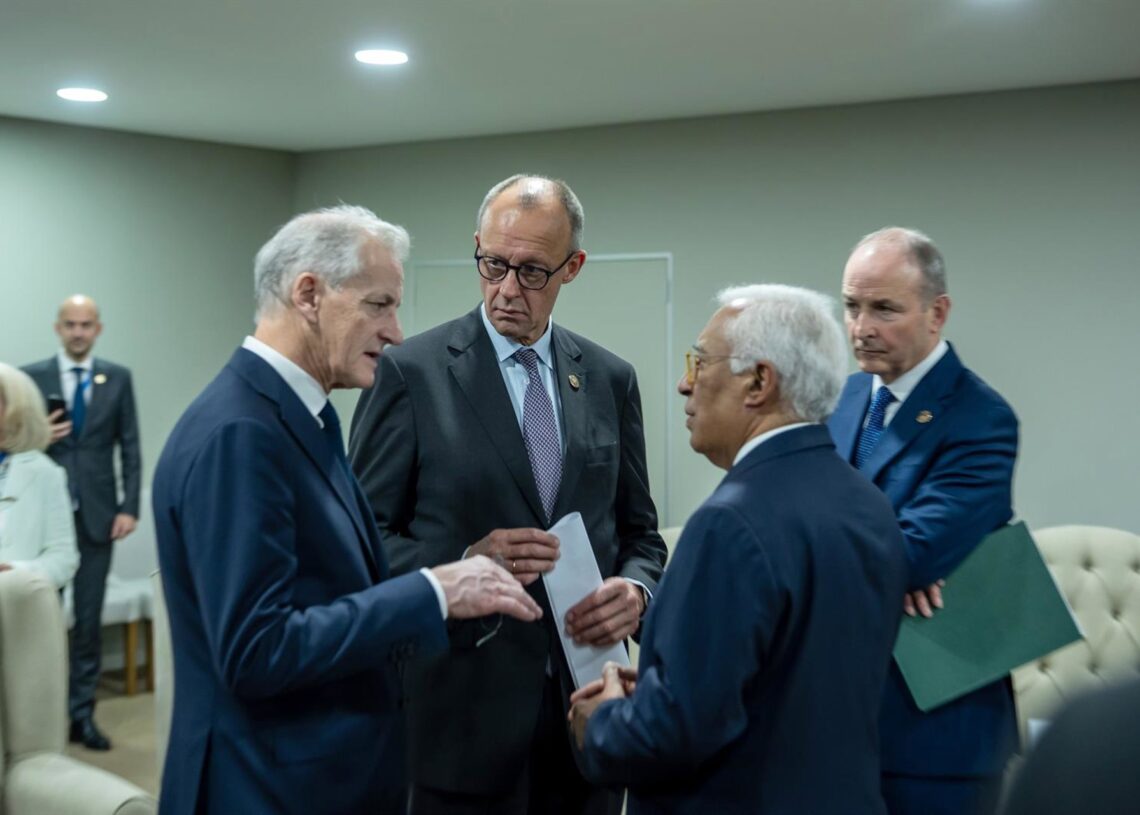 El presidente del Consejo Europeo, Antonio Costa, habla con líderes europeos en el marco del último G20 en Johanesburgo en Sudáfrica.Michael Kappeler/dpa-Pool/dpa