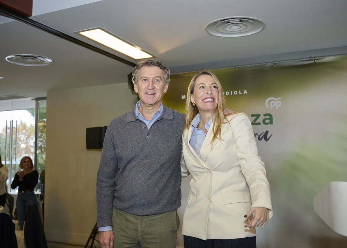La presidenta de la Junta de Extremadura, María Guardiola, y el presidente del Partido Popular, Alberto Núñez Feijóo, durante un mitin del PP, a 4 de diciembre de 2025, en Don Benito, Badajoz, Extremadura (España). Andrés Rodríguez - Europa Press