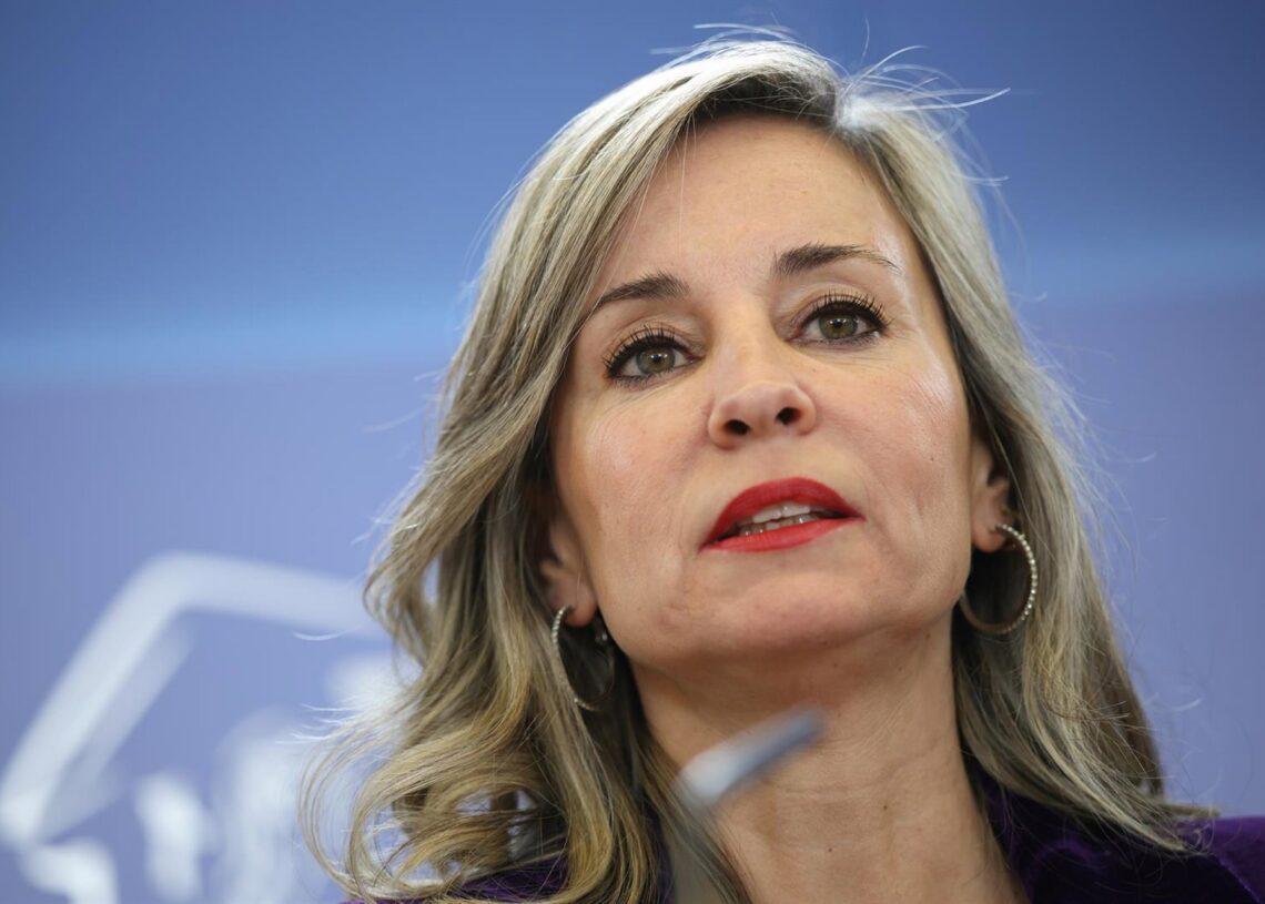 La portavoz del grupo parlamentario de Sumar, Verónica Martínez Barbero, durante una rueda de prensa en el Congreso de los Diputados, a 25 de noviembre de 2025, en Madrid (España).Alejandro Martínez Vélez - Europa Press