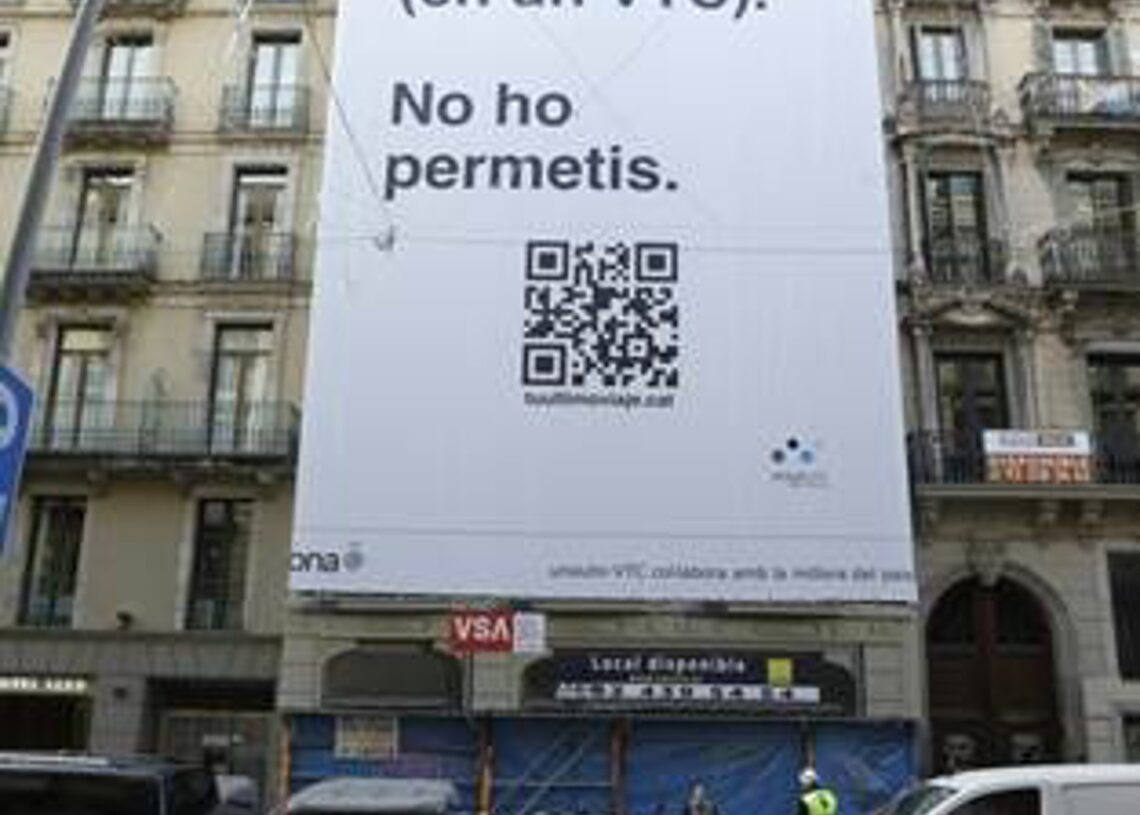 Lona de Unauto en Barcelona alertando sobre el impacto que tendría la futura ley del taxi en CatalunyaUNAUTO