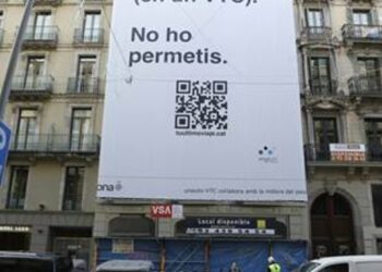 Lona de Unauto en Barcelona alertando sobre el impacto que tendría la futura ley del taxi en CatalunyaUNAUTO