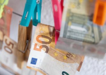 Archivo - Varios billetes sujetos con pinzas.Eduardo Parra - Europa Press - Archivo