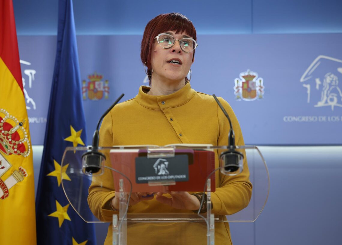 La diputada de Compromís, Àgueda Micó, durante una rueda de prensa en el Congreso de los Diputados, a 2 de diciembre de 2025, en Madrid (España).Alejandro Martínez Vélez - Europa Press