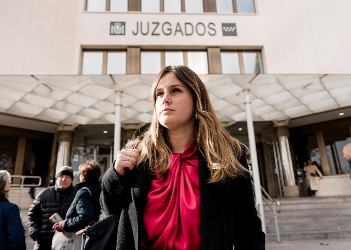 La abogada de los familiares de las víctimas, Alejandra Jacinto, a su salida de los Juzgados de Plaza de Castilla, a 9 de diciembre de 2025, en Madrid (España). Carlos Luján - Europa Press