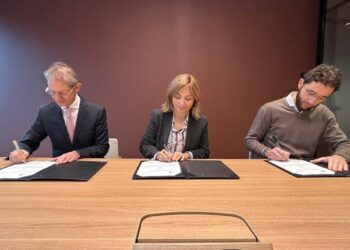 De izquierda a derecha: Massimiliano Sinagra (CEO de Scalapay IP y tesorero), Gelsomina Vigliotti (vicepresidente del BEI), y Simone Mancini (CEO de Scalapay).BEI/SCALAPAY