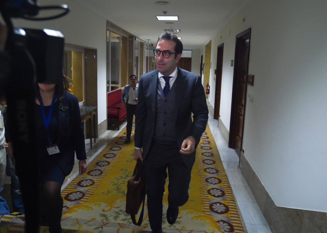 El ministro de Economía, Comercio y Empresa, Carlos Cuerpo (c), a su llegada a la comparecencia ante la Comisión de Economía, Comercio y Transformación Digital, a 26 de noviembre de 2025, en Madrid (España). Cuerpo comparece ante la Comisión de Economía, Gustavo Valiente - Europa Press
