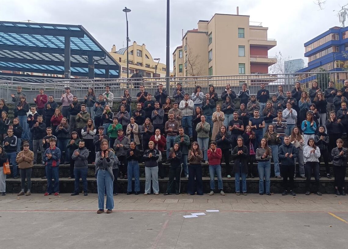Un centenar de militantes de Ernai en un acto en el Frontón de Deusto (Bizkaia)EUROPA PRESS