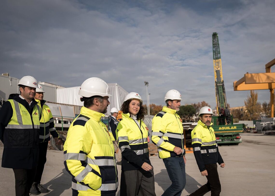 La presidenta de la Comunidad de Madrid, Isabel Díaz Ayuso, y el consejero de Presidencia, Miguel Ángel García Martín, asisten al inicio del montaje de la tuneladora Mayrit, a 9 de diciembre de 2025Diego Radamés - Europa Press
