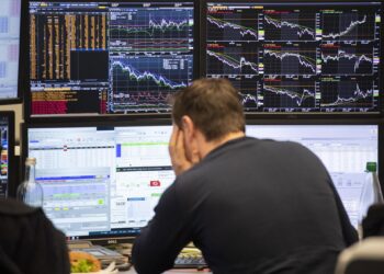 Archivo - 28 February 2020, Hessen, Frankfurt_Main: An exchange trader looks at his monitors at the Frankfurt Stock Exchange. Boris Roessler/dpa - Archivo