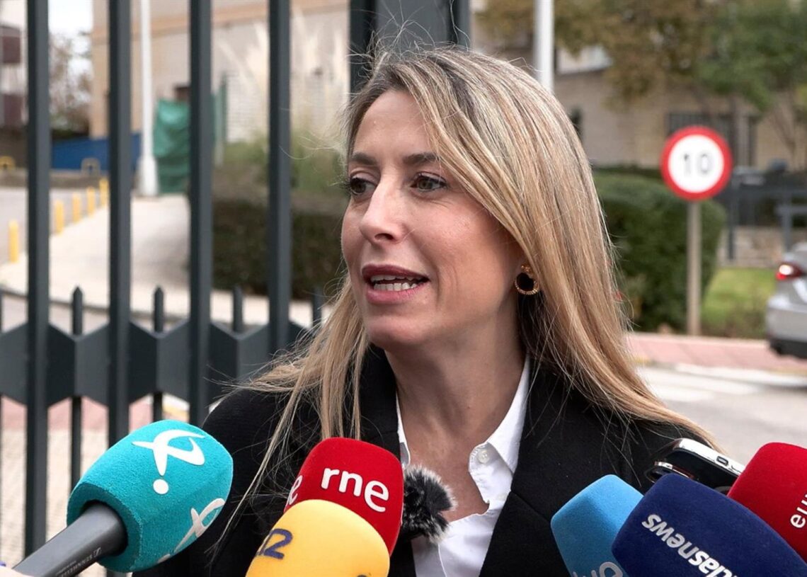 La presidenta de la Junta de Extremadura y candidata del PP a las elecciones autonómicas, María Guardiola, atiende a los medios en Cáceres antes de visitar las instalaciones del futuro Centro ELAEUROPA PRESS