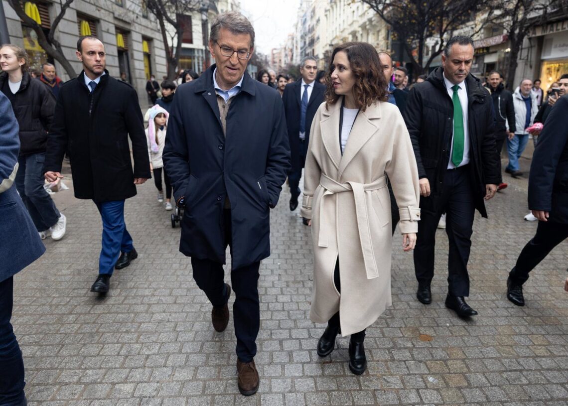 Archivo - La presidenta de la Comunidad de Madrid, Isabel Díaz Ayuso, y el líder del PP, Alberto Núñez Feijóo, a su llegada a la Plaza Mayor de Madrid, a 23 de diciembre de 2022, en Madrid (España).Eduardo Parra - Europa Press - Archivo