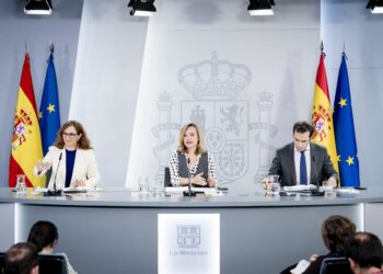 (I-D) La ministra de Sanidad, Mónica García; la ministra de Educación, Formación Profesional y Deportes y portavoz del Gobierno, Pilar Alegría; y el ministro de Economía, Comercio y Empresa, Carlos Cuerpo.A. Pérez Meca - Europa Press