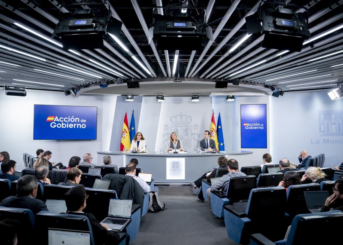 (I-D) La ministra de Sanidad, Mónica García; la ministra de Educación, Formación Profesional y Deportes y portavoz del Gobierno, Pilar Alegría; y el ministro de Economía, Comercio y Empresa, Carlos Cuerpo; durante una rueda de prensa.A. Pérez Meca - Europa Press