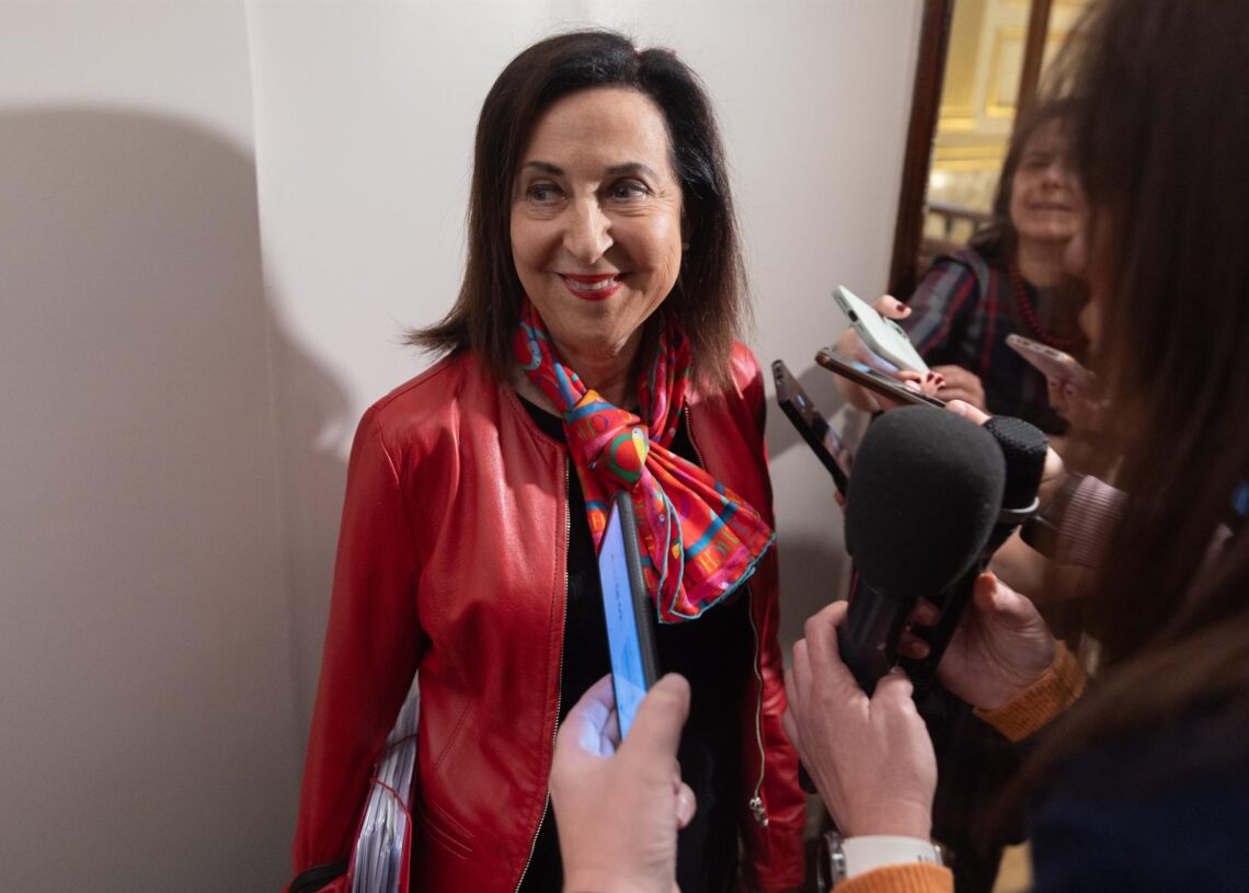 La ministra de Defensa, Margarita Robles, atiende a los medios de comunicación a su llegada a la Comisión de Control de los Créditos Destinados a Gastos Reservados.Eduardo Parra - Europa Press