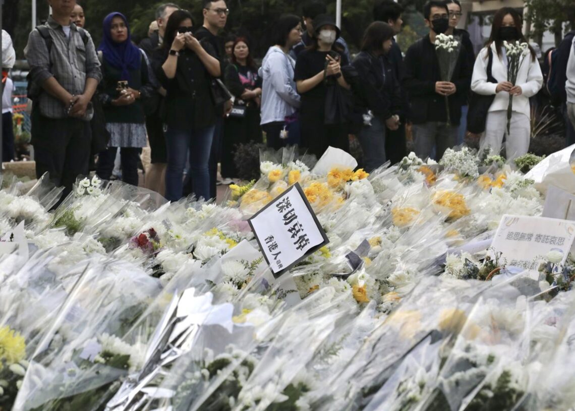 Flores depositadas en recuerdo a las víctimas del gran incendio de Tai Po, en Hong Kong. Europa Press/Contacto/Liau Chung-ren