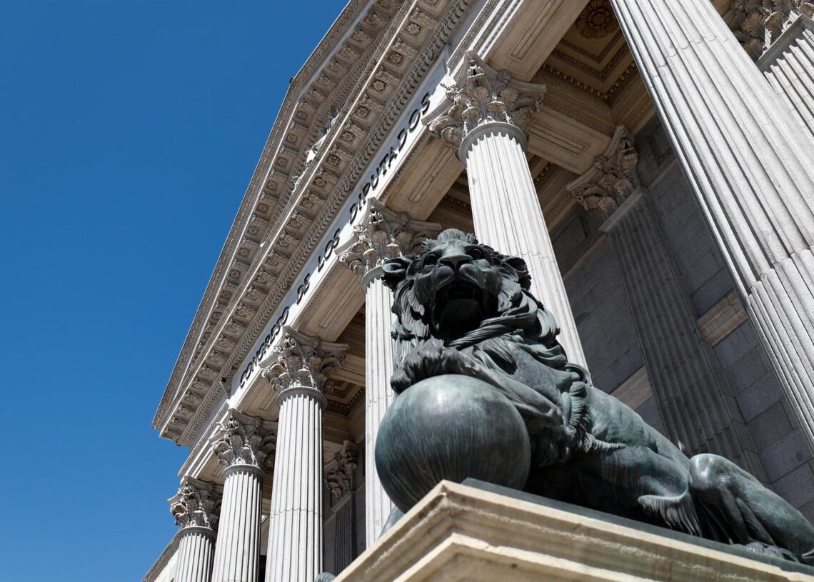 Archivo - Uno de los emblemáticos leones que se encuentran delante de la fachada del Congreso de los Diputados en la Plaza de las Cortes de Madrid.Óscar J.Barroso - Europa Press - Archivo