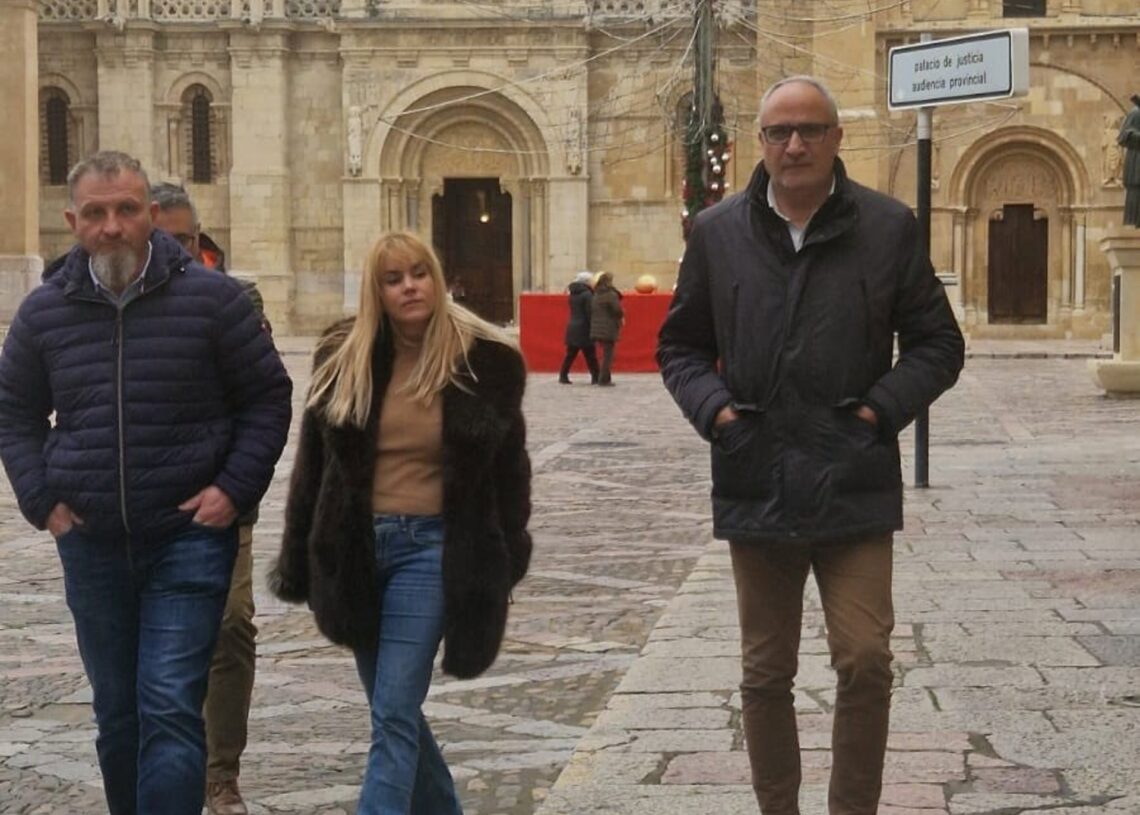 El presidente del Consejo Comarcal del Bierzo y exalcalde de Ponferrada (León), Olegario Ramón (derecha) a su entrada a la Audiencia Provincial de León este martes.EUROPA PRESS