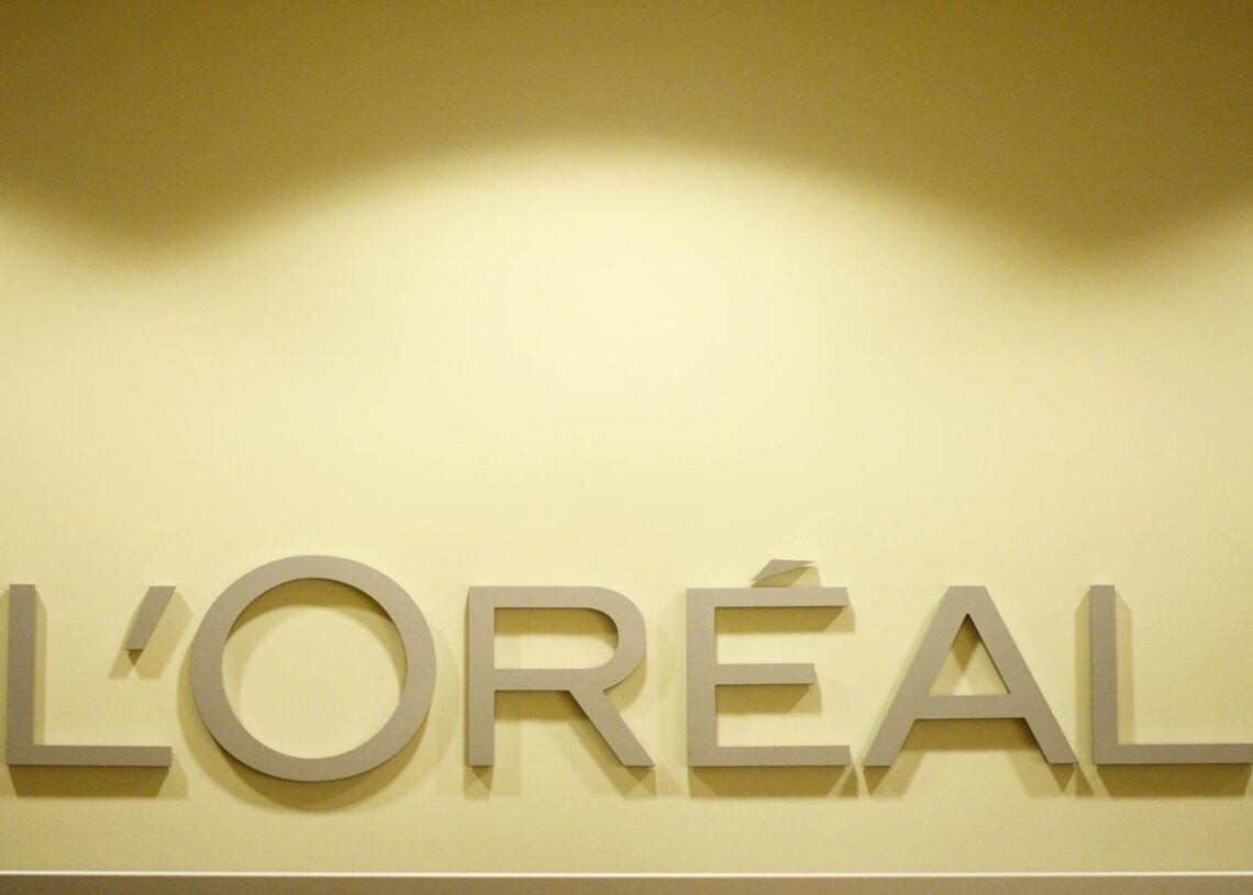 Archivo - FILED - 10 January 2013, Berlin: The L'Oreal logo is seen at look samples for Mercedes Benz Fashion Week at the L'Oreal Professionnel Academy. Photo: Jens Kalaene/dpa-Zentralbild/dpaJens Kalaene/dpa-Zentralbild/dpa - Archivo