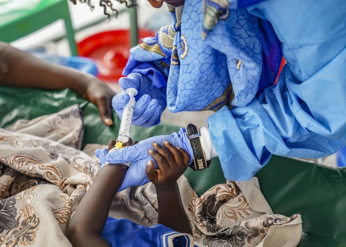 Archivo - Una enfermera de Médicos Sin Fronteras (MSF) administra fluidos a un niño en un centro de tratamiento para el cólera en Malakal, en Sudán del Sur (archivo)PAULA CASADO AGUIRREGABIRIA/MSF - Archivo