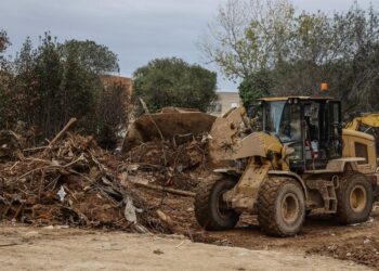 Archivo - Una máquina excavadora trabaja en PaiportaRober Solsona - Europa Press - Archivo