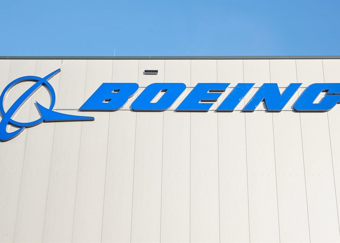 Archivo - FILED - 26 October 2022, Schleswig-Holstein, Henstedt-Ulzburg: A logo with the inscription "Boeing" seen on a hall of the Boeing distribution center. Photo: Georg Wendt/dpaGeorg Wendt/dpa - Archivo