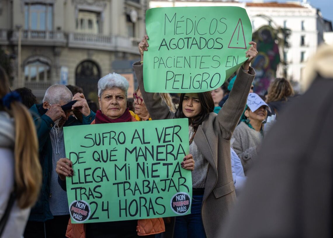 Varias personas durante la manifestación de este martes en Madrid contra el Estatuto Marco.Ananda Manjón - Europa Press