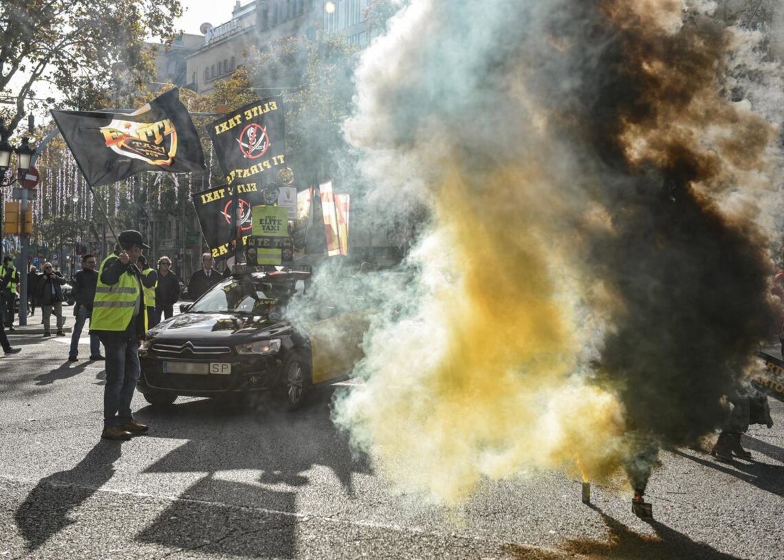 Varios manifestantes con bombas de humo durante una marcha lenta, a 9 de diciembre de 2025, en Barcelona, Catalunya (España)Alberto Paredes - Europa Press
