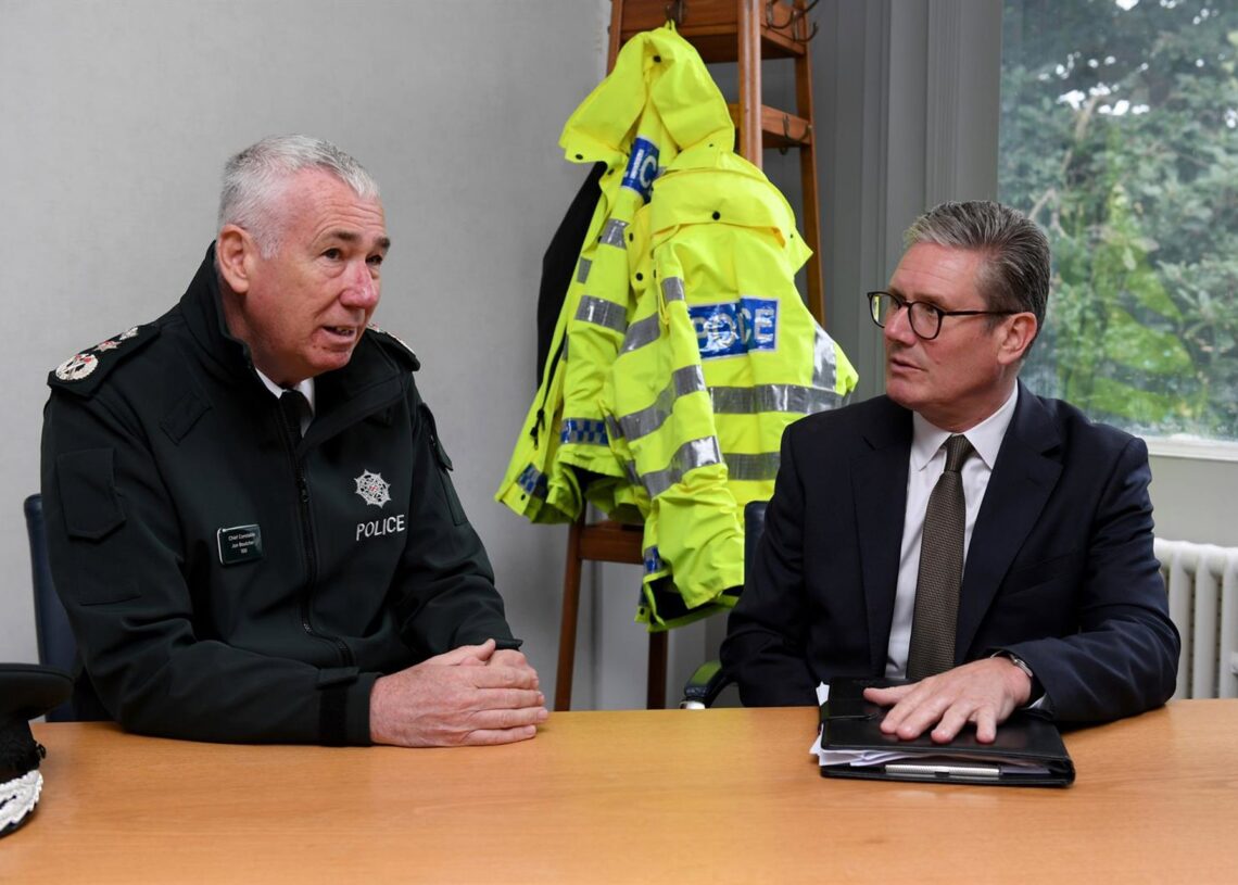 Archivo - El excomisario de Policía de Bedforshire Jon Boutcher con el primer ministro británico, Keir StarmerCharles Mcquillan/PA Wire/dpa - Archivo