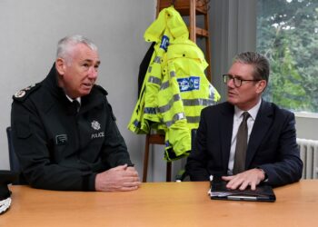 Archivo - El excomisario de Policía de Bedforshire Jon Boutcher con el primer ministro británico, Keir StarmerCharles Mcquillan/PA Wire/dpa - Archivo