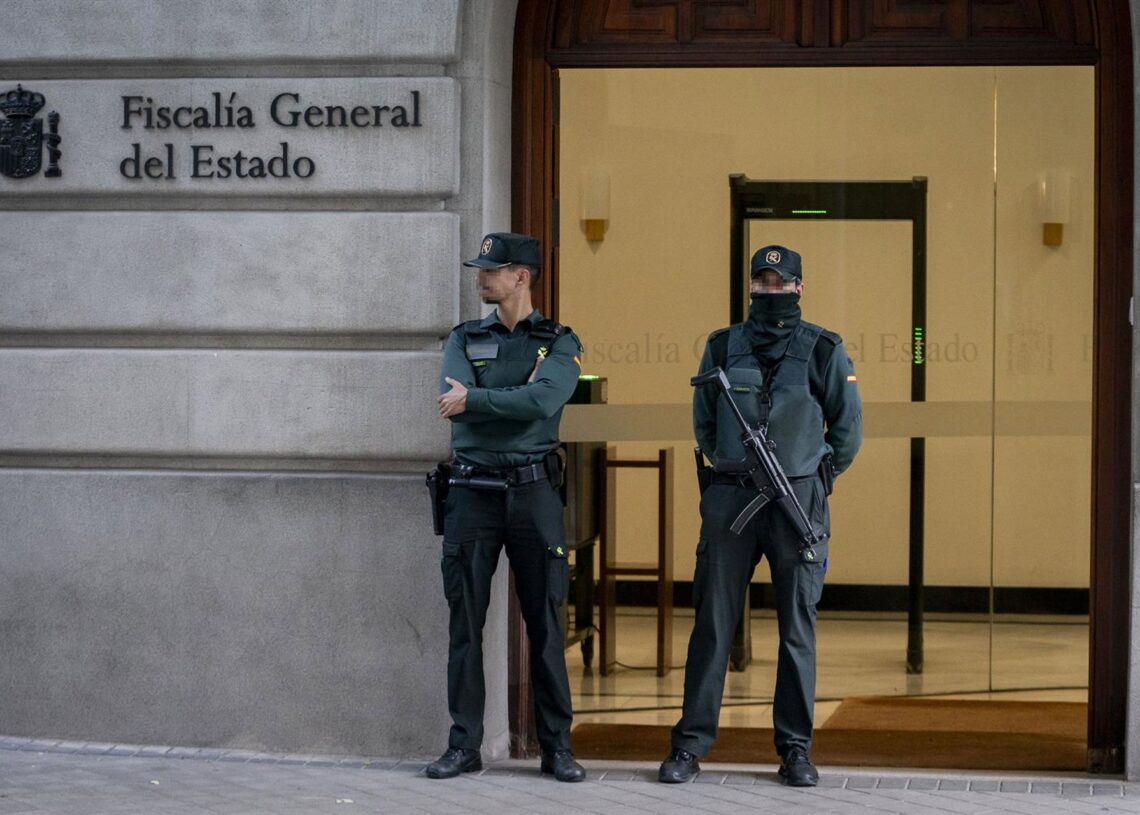 Archivo - Dos agentes de la Guardia Civil en la Fiscalía General del Estado, a 30 de octubre de 2024, en Madrid (España).A. Pérez Meca - Europa Press - Archivo