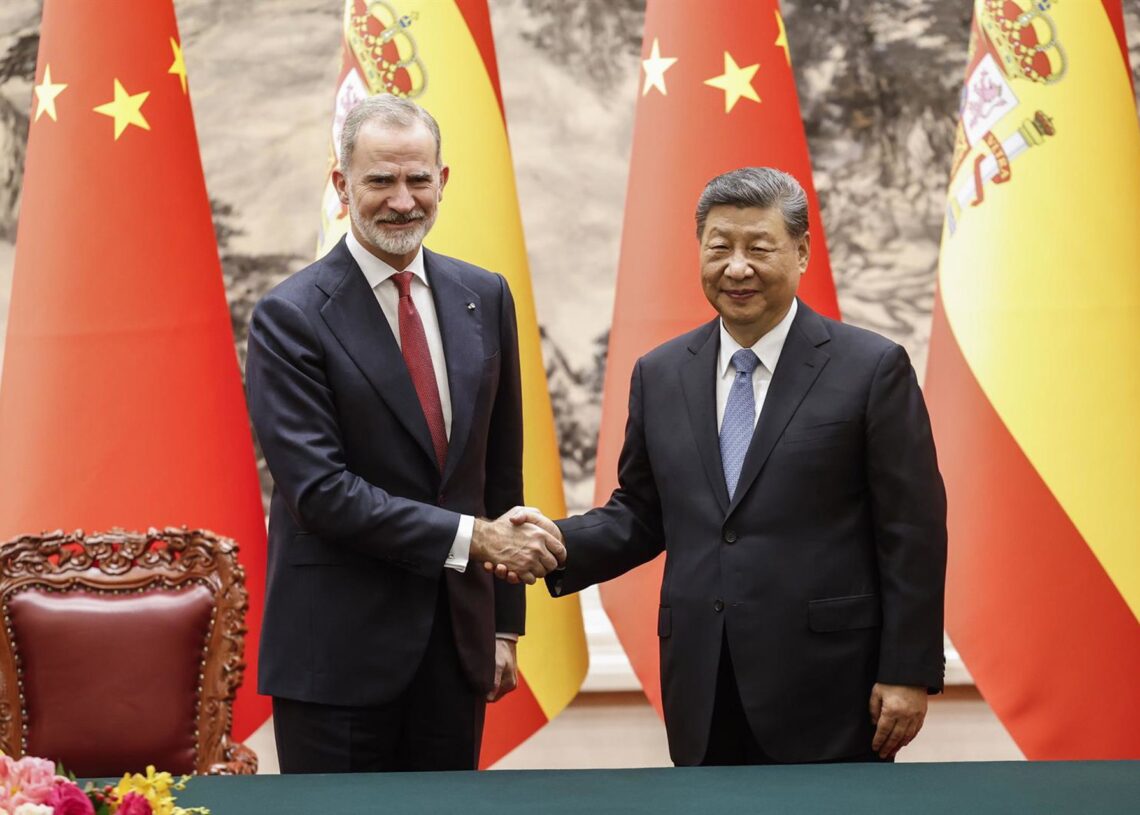 El Rey Felipe VI mantiene un encuentro con el presidente de China, Xi Jinping, a 12 de noviembre de 2025, en Pekín (China).Casa de S.M. el Rey