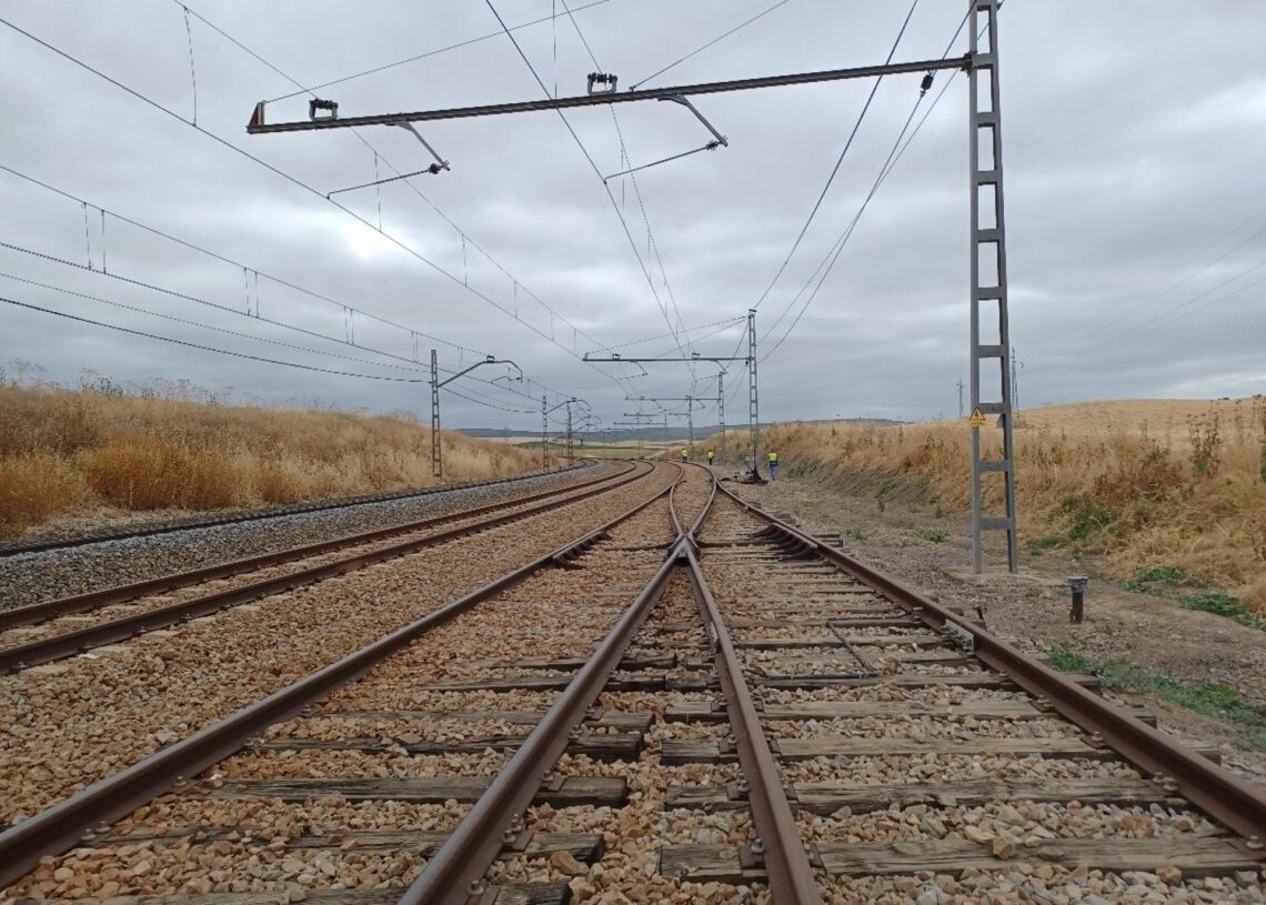 Archivo - Las vías del tren cerca de la estación de Pedro Abad, en la provincia de Córdoba.GOBIERNO DE ESPAÑA - Archivo