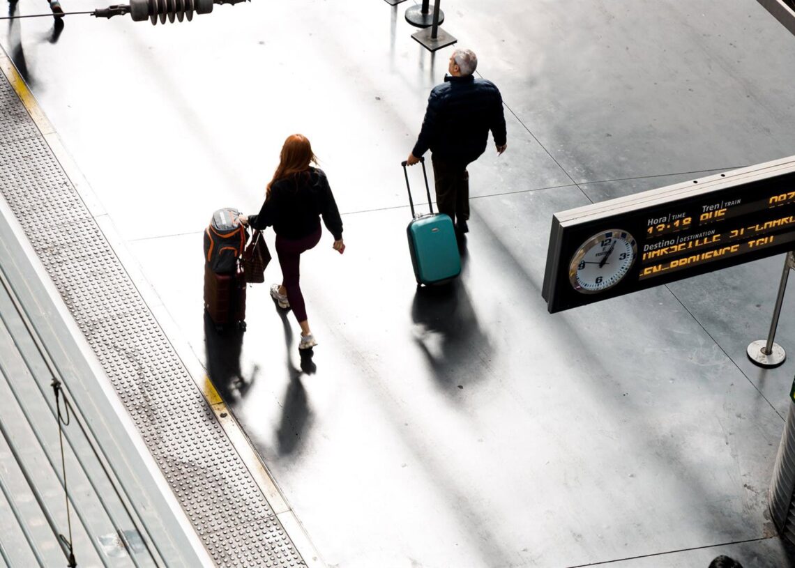 Archivo - Viajeros en la Estación de Madrid - Puerta de Atocha - Almudena Grandes, a 21 de octubre de 2025, en Madrid (España).Carlos Luján - Europa Press - Archivo