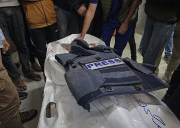 Chaleco de un periodista asesinado por Israel en Jan Yunis, en el sur de la Franja de GazaEuropa Press/Contacto/Tariq Mohammad